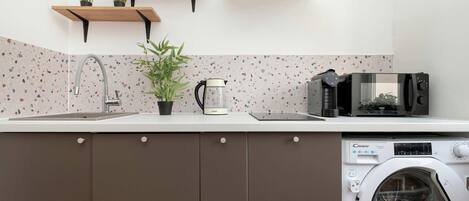 Geladeira, micro-ondas, cooktop, lava-louças