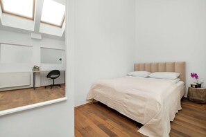 1 slaapkamer, een bureau, een strijkplank/strijkijzer, reisbedje