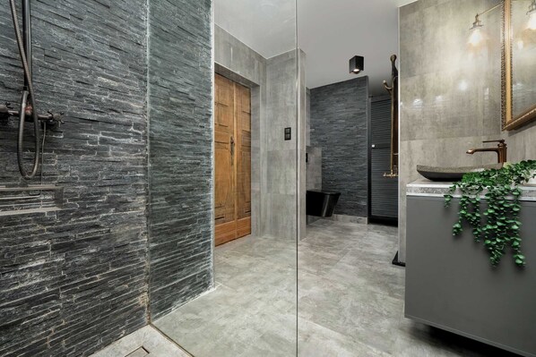 Shower, hair dryer, towels, shampoo