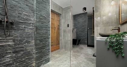 Spacious Apartment | Private Parking | Loft Style