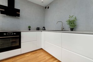 Een koelkast, een oven, een kookplaat, een vaatwasser