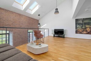 TV, offices - Spacious Apartment | Private Parking | Loft Style (Łódź)