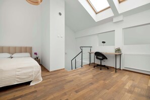 1 bedroom, desk, iron/ironing board, travel cot - Spacious Apartment | Private Parking | Loft Style (Łódź)