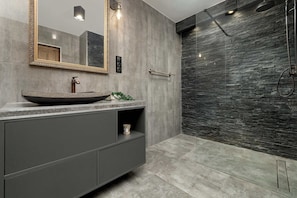 Dusche, Haartrockner, Handtücher, Shampoo