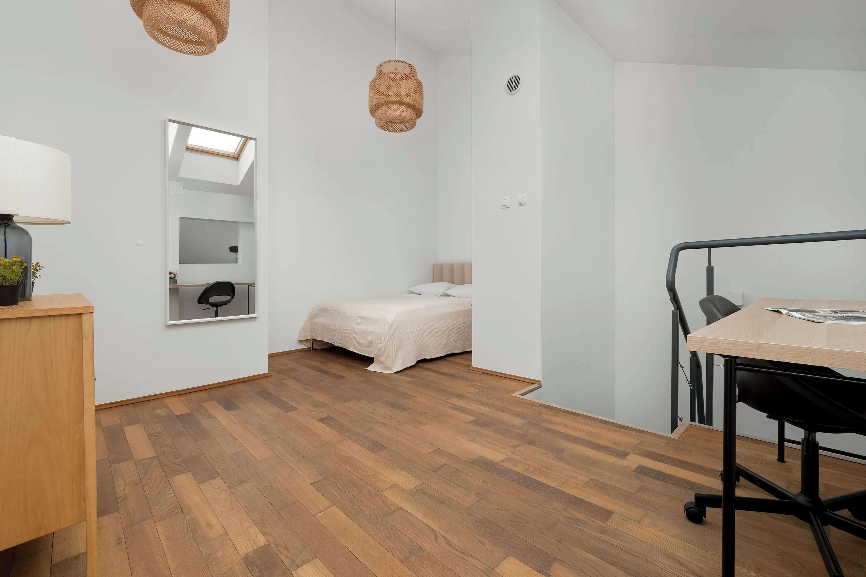 1 多间卧室、办公桌、熨斗/熨衣板、旅行婴儿床