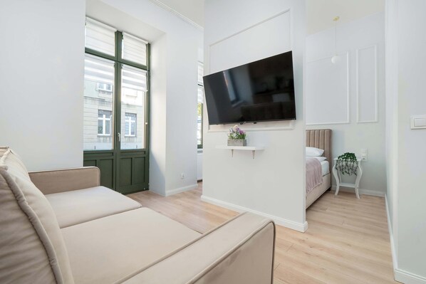 Iron/ironing board, WiFi, bed sheets