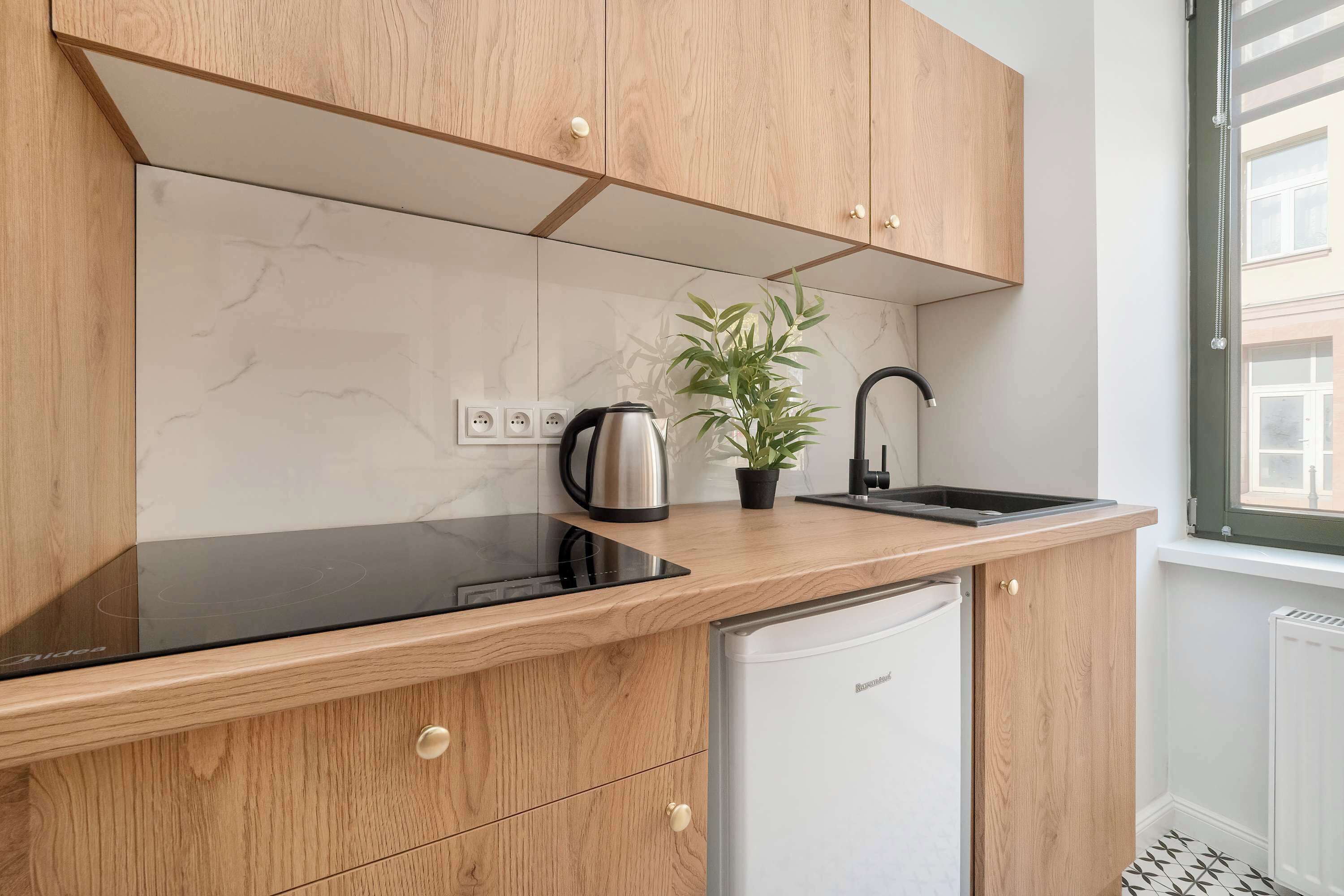 Refrigerador, parrilla de estufa y utensilios de cocina 