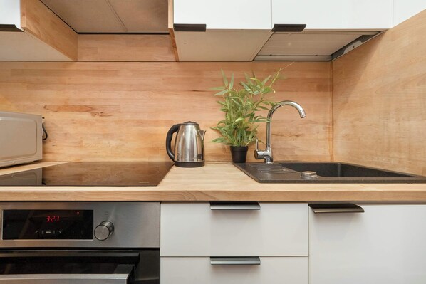 Réfrigérateur, micro-ondes, four, plaque de cuisson