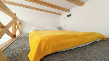 Fer et planche à repasser, lit parapluie, Wi-Fi, draps fournis