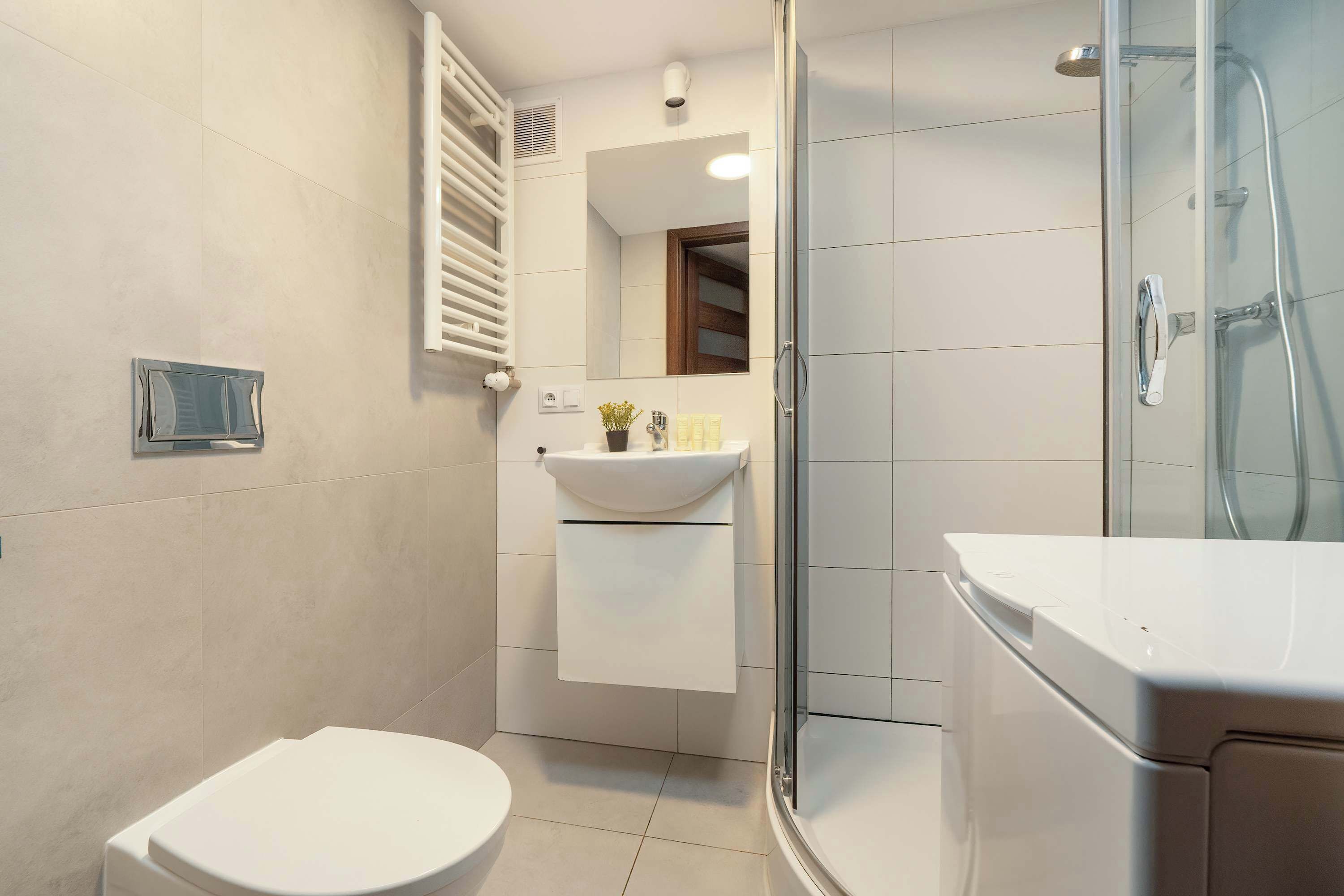 Shower, hair dryer, towels, shampoo
