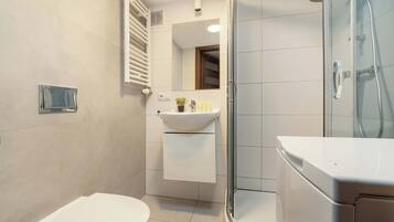 Shower, hair dryer, towels, shampoo