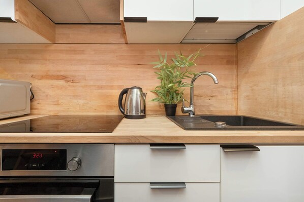 Fridge, microwave, oven, stovetop - Sanocka 27 | Cozy Studio | Mezzanine (Łódź)