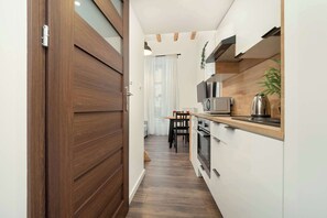 Fridge, microwave, oven, stovetop - Sanocka 27 | Cozy Studio | Mezzanine (Łódź)