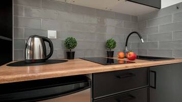 Refrigerador, microondas, parrilla de estufa y utensilios de cocina