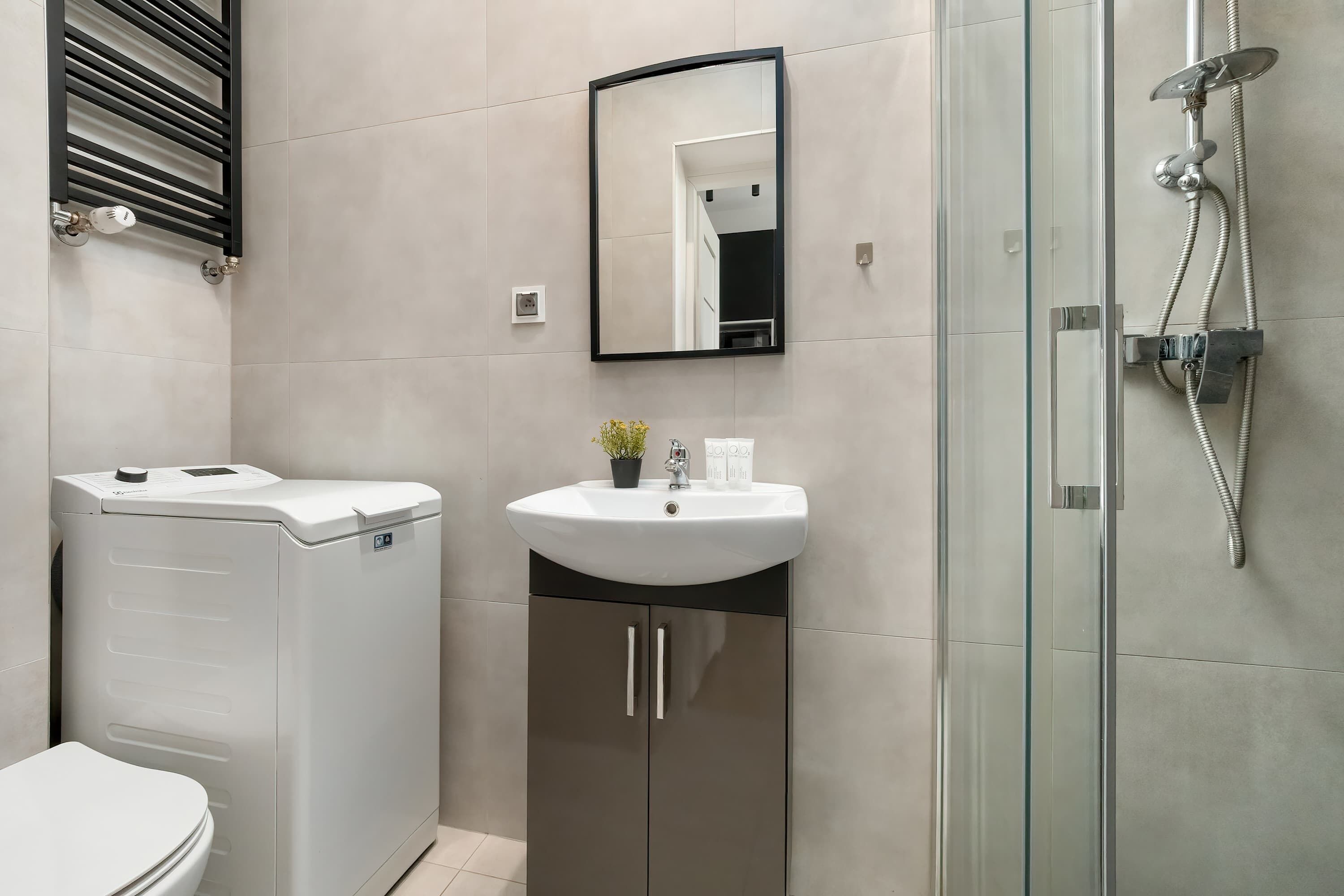 Shower, hair dryer, towels, shampoo
