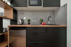 Réfrigérateur, micro-ondes, plaque de cuisson