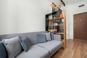 TV, offices - Cozy Studio | Close to Transportation and Place to Work (Łódź)