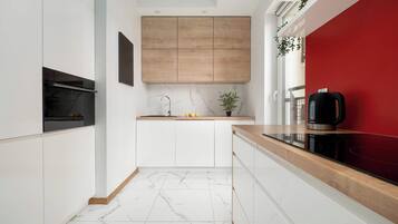 Frigorífico, microondas, horno y placa de cocina