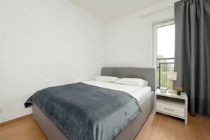 2 عدّة غرف نوم ومكتب ومكواة/لوح كي وسرير سفر