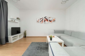 TV, offices - Spacious Apartment | 2 Bedrooms, Balcony, Workspace (Łódź)
