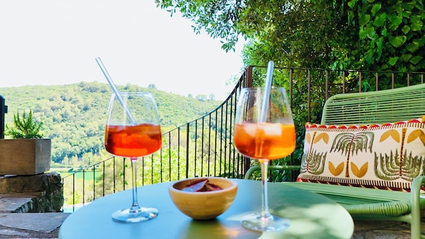 A table with two wine glasses and a bowl on a terrace with a view of a green hill. - Lili - Pool & View of Lake Carcès (Carcès)