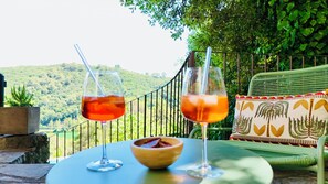 A table with two wine glasses and a bowl on a terrace with a view of a green hill. - Lili - Pool & View of Lake Carcès (Carcès)