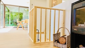 A modern interior with a wooden partition, a wicker basket with a log, and a television. - Lili - Pool & View of Lake Carcès (Carcès)