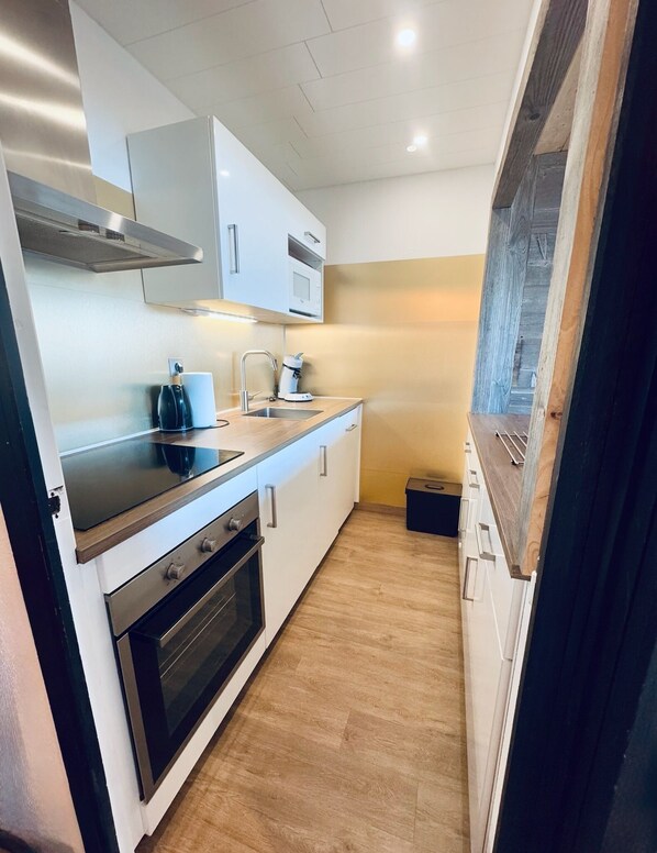 Micro-ondes, four, plaque de cuisson, lave-vaisselle