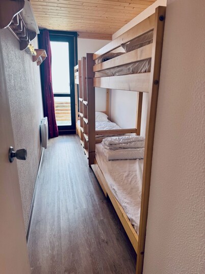 APARTMENT 6/8 PEOPLE LOVES 2000 SKI IN SKI OUT