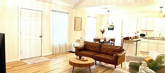 2BR/2BA secluded spot near water with fenced yard - Under the Oaks