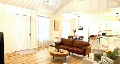 2BR/2BA secluded spot near water with fenced yard - Under the Oaks