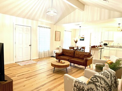 2BR/2BA secluded spot near water with fenced yard - Under the Oaks