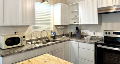 Under the Oaks - dog friendly near water and 15 min to Downtown Ocean Springs