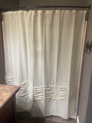 Hair dryer, towels, soap, toilet paper - Charming 3-bedroom country house with WiFi, AC in Star Valley (Star Valley)