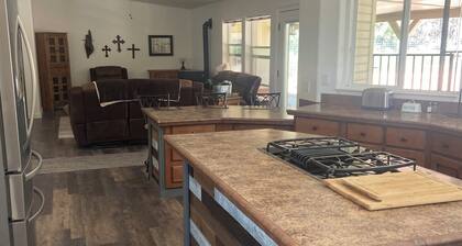 Charming 3-bedroom country house with WiFi, AC in Star Valley