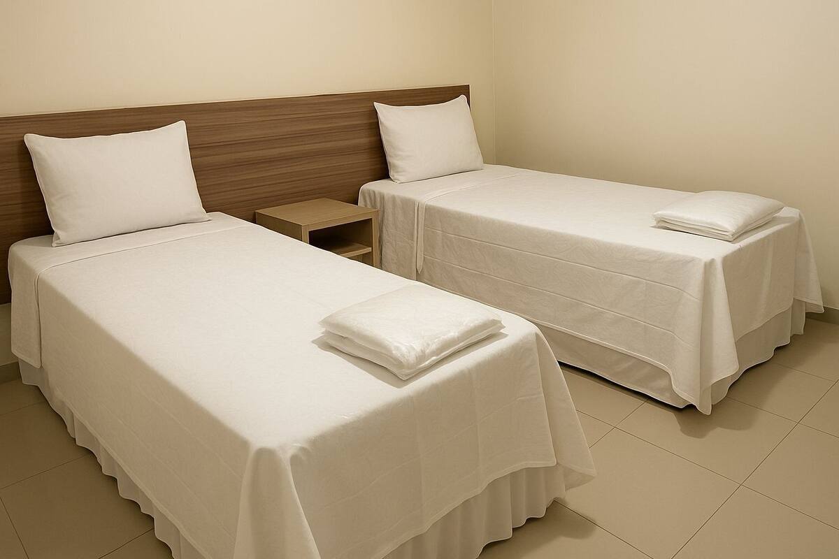 Phòng 2 giường đơn Tiêu chuẩn | Két bảo mật tại phòng, bàn, khu vực làm việc phù hợp cho laptop 
