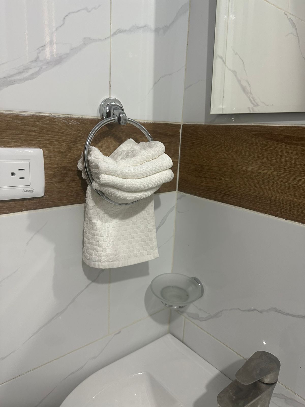 Regadera, toallas, jabón, papel de baño 