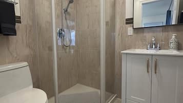 Deluxe Suite, Garden View | Bathroom | Shower, free toiletries, hair dryer, towels