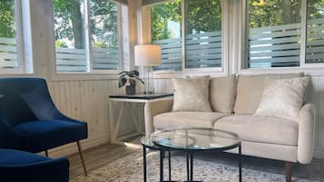 Deluxe Suite, Garden View | Blackout curtains, iron/ironing board, free WiFi, bed sheets