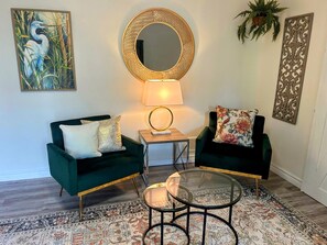 Escrivaninha, espaço de trabalho para notebook, cortinas blackout