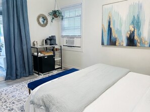 Suite – deluxe, hageutsikt | Blendingsgardiner, strykejern/-brett og wi-fi (inkludert)