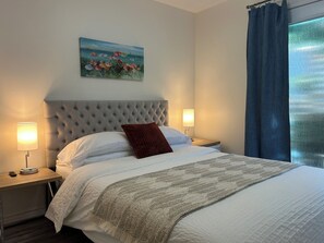 Escrivaninha, espaço de trabalho para notebook, cortinas blackout