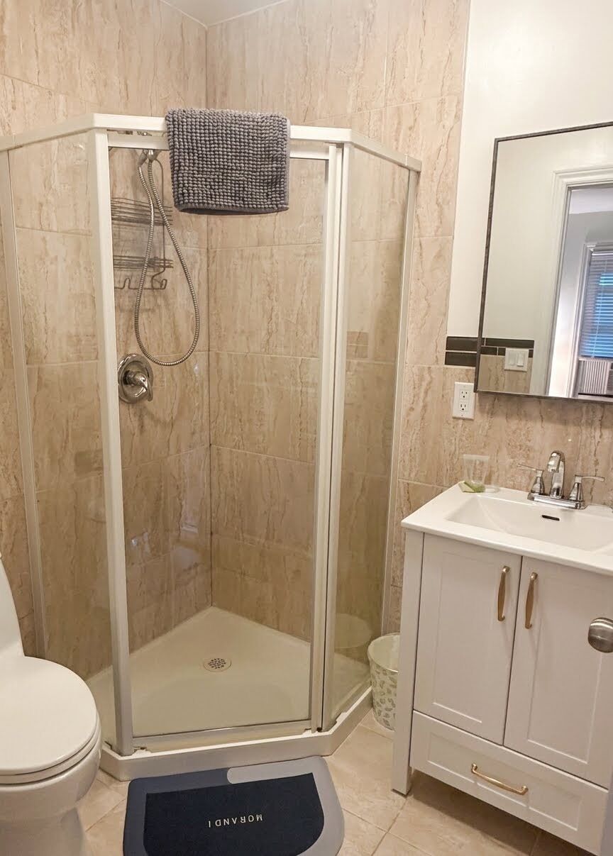 Regadera, amenidades de baño gratuitas, secadora de cabello, toallas 
