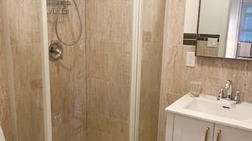 Regadera, amenidades de baño gratuitas, secadora de cabello, toallas