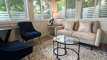 Deluxe Suite, Garden View | Blackout curtains, iron/ironing board, free WiFi, bed sheets