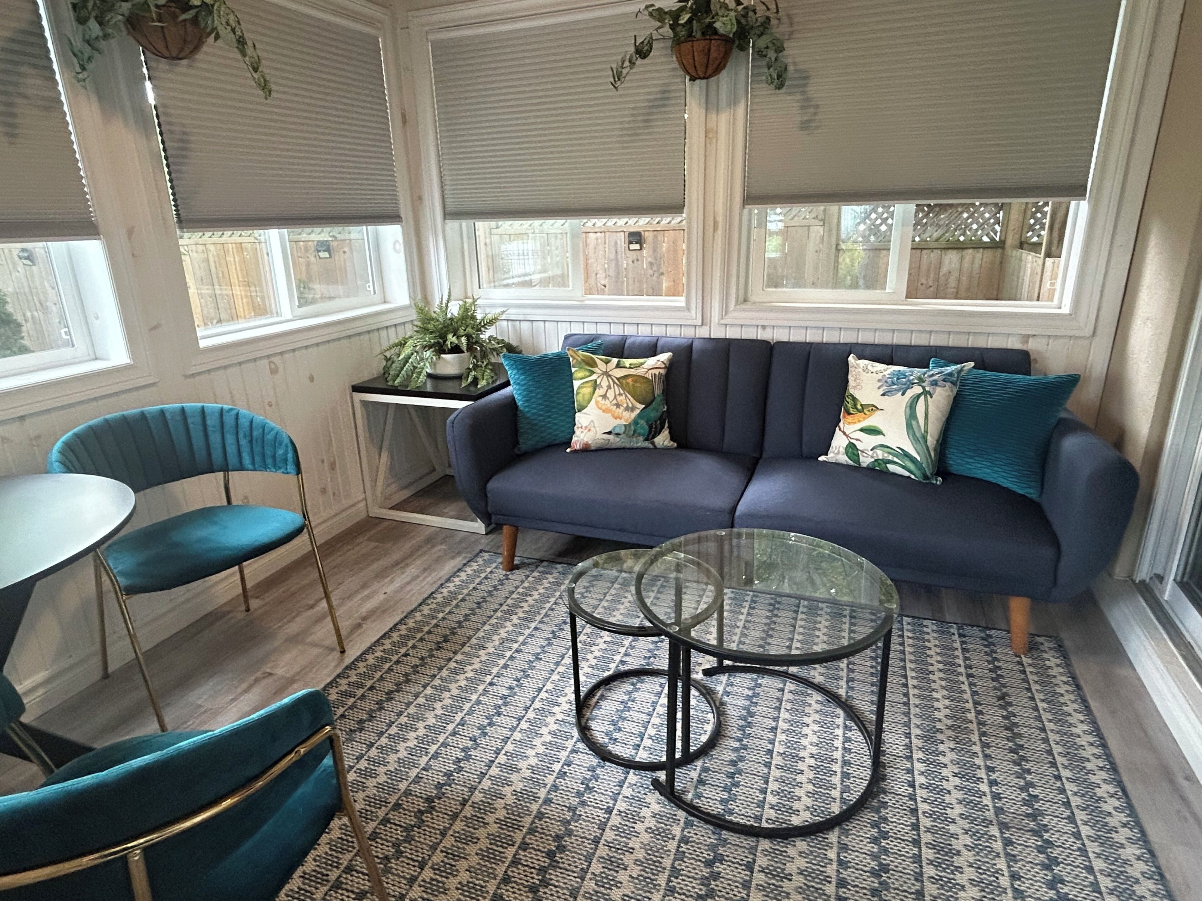 Suite – deluxe, hageutsikt | Blendingsgardiner, strykejern/-brett, wi-fi (inkludert) og sengetøy