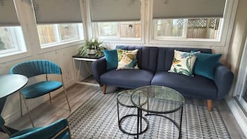 Suite – deluxe, hageutsikt | Blendingsgardiner, strykejern/-brett, wi-fi (inkludert) og sengetøy