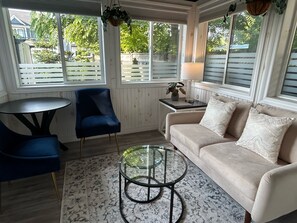 Suite – deluxe, hageutsikt | Blendingsgardiner, strykejern/-brett og wi-fi (inkludert)
