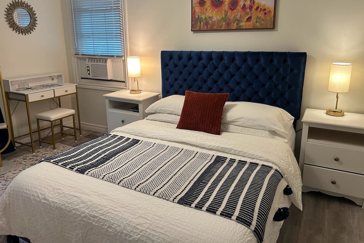 Deluxe Suite | Desk, laptop workspace, blackout curtains, iron/ironing board