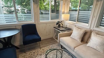 Deluxe Suite, Garden View | Blackout curtains, iron/ironing board, free WiFi, bed sheets